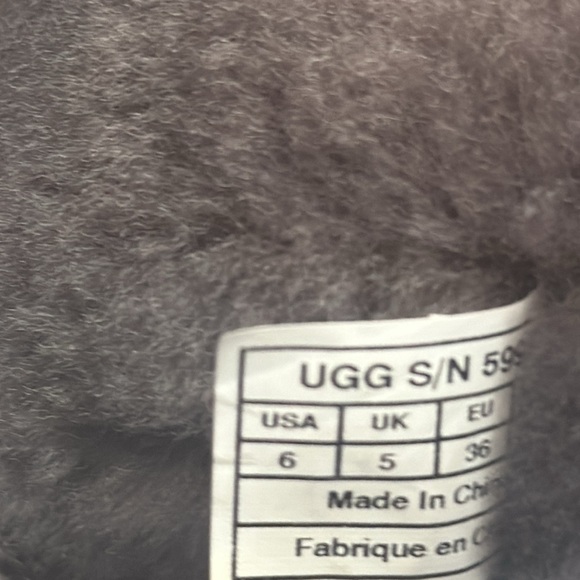 Ugg 6 grey Bailey boot with side button shearling interior, great pre owned cond - Picture 8 of 8